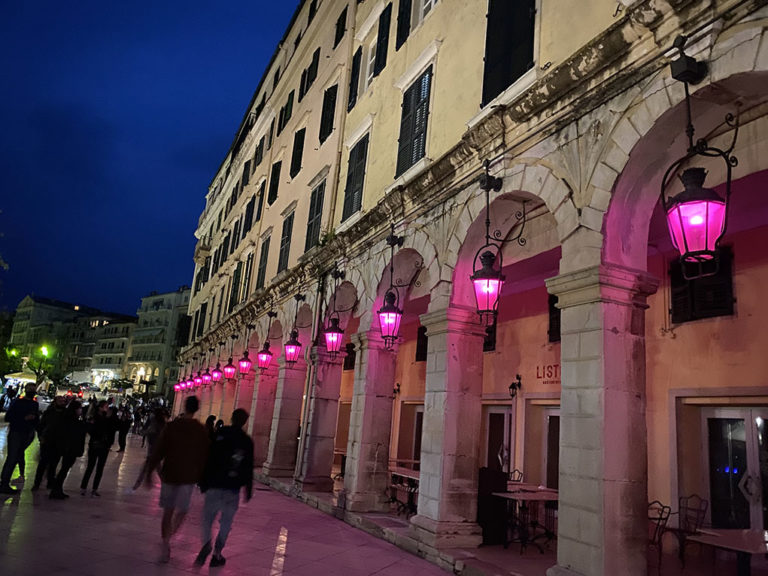 Κέρκυρα: Άναψαν τα μωβ φανάρια στο Λιστόν και ο σταυρός στο φρούριο