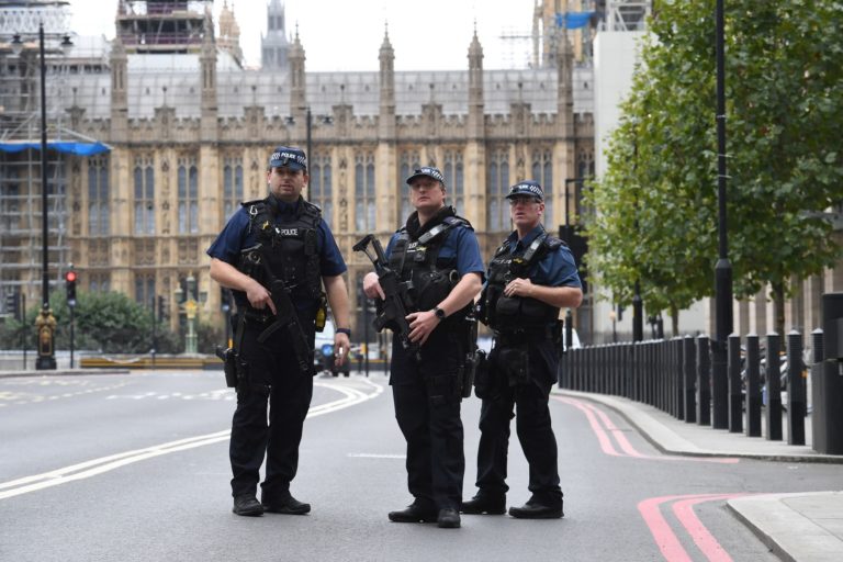 Λονδίνο: Συνελήφθη άνδρας που κρατούσε τσεκούρι στη λεωφόρο The Mall – Δεν υπάρχουν τραυματισμοί