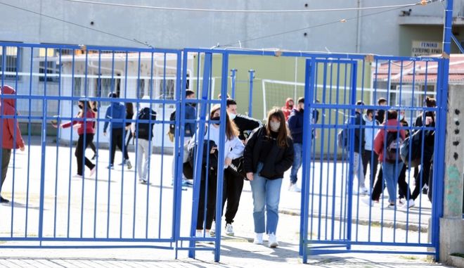 Μαθητής σε Λύκειο της Θέρμης αρνείται για δεύτερη μέρα να κάνει self test