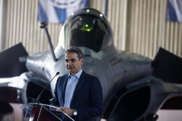 Στην αεροπορική βάση της Ανδραβίδας ο πρωθυπουργός για την άσκηση “Ηνίοχος” (video)