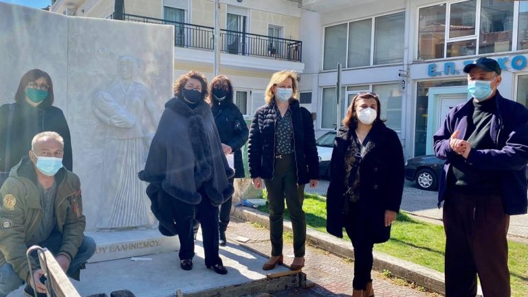 Κοζάνη: Χώμα και κοχύλια στο μνημείο Μικρασιατικού Ελληνισμού