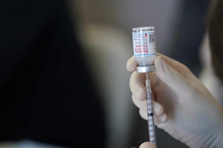 Νέα κλινική δοκιμή της Moderna μειώνει την αποτελεσματικότητα του εμβολίου στο 90%