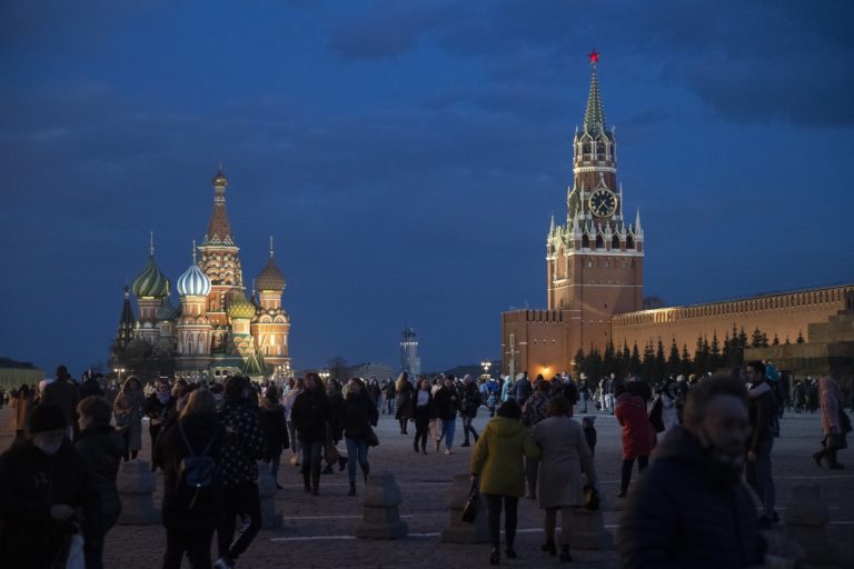 Η Μόσχα απελαύνει 20 Tσέχους διπλωμάτες – Η Ουάσινγκτον στο πλευρό της Πράγας