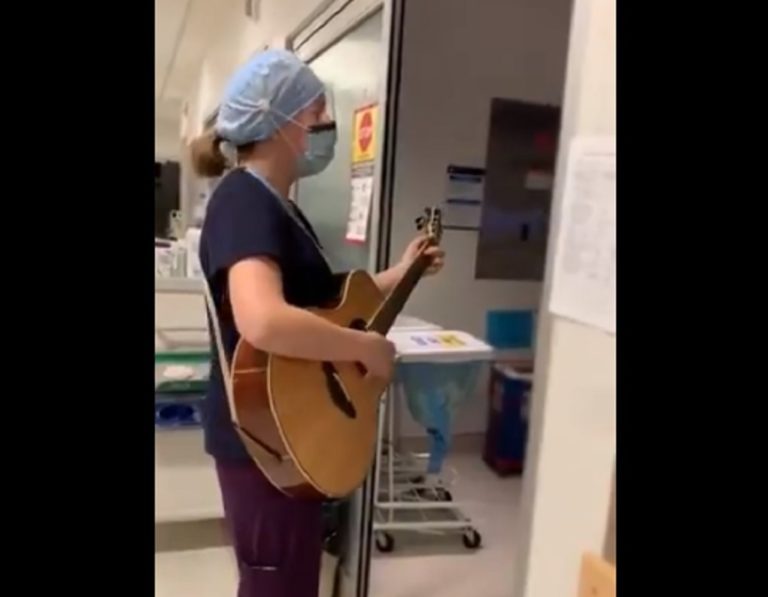 “Δεν είσαι μόνος” – Το συγκινητικό τραγούδι μιας νοσοκόμας σε ασθενείς στη ΜΕΘ