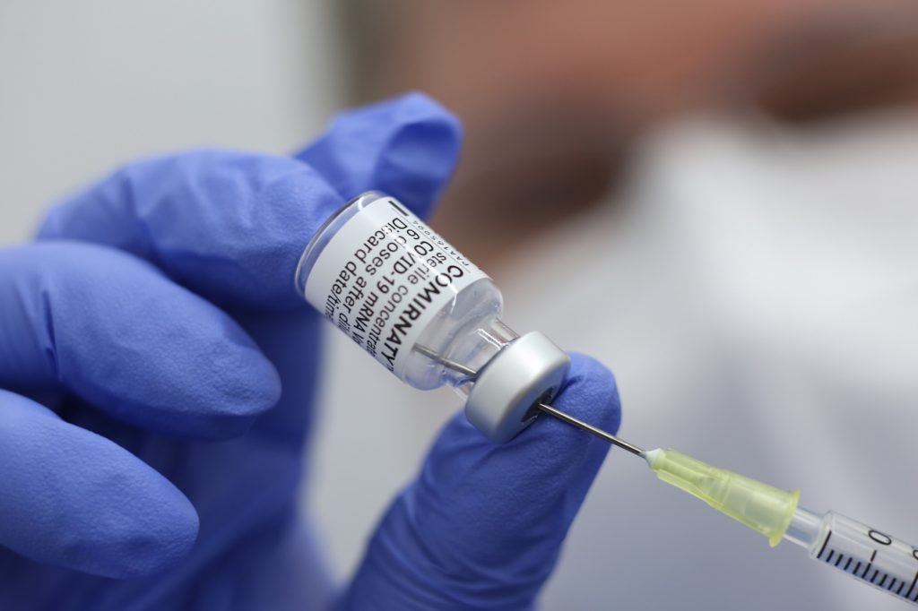 COVID-19: Αποτελέσματα δοκιμών εμβολίου για μωρά περιμένει η BioNTech τον Σεπτέμβριο