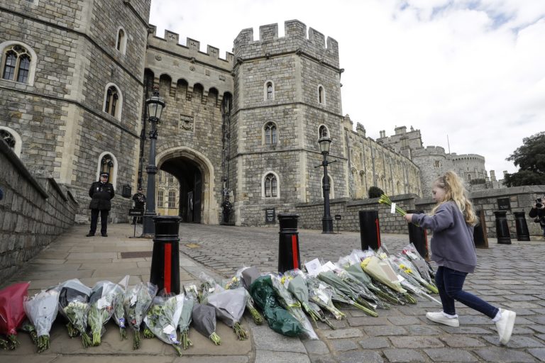Πένθος στη Βρετανία για την απώλεια του πρίγκιπα Φίλιππου – Ένας αιώνας συναρπαστικής ζωής
