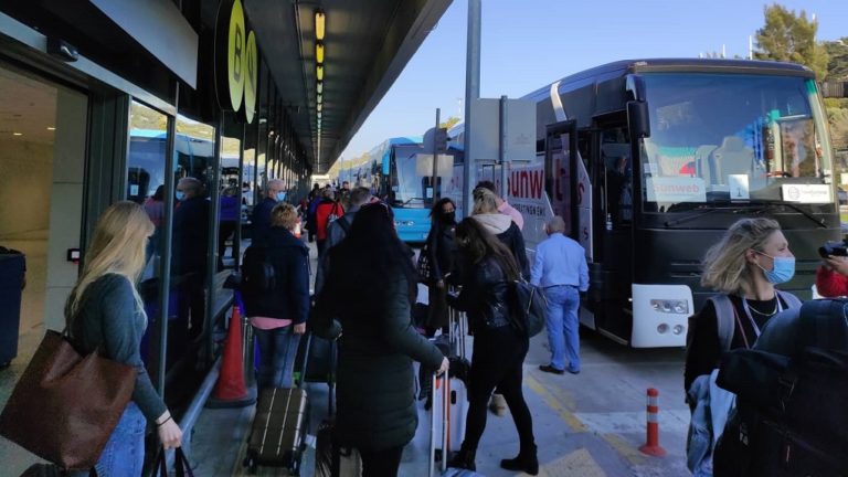 Ξεκίνησε το πείραμα για διακοπές εν μέσω κορονοϊού – Στη Ρόδο οι 189 Ολλανδοί τουρίστες