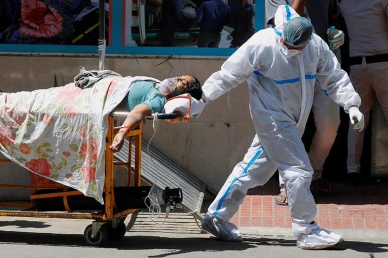 Εφιάλτης χωρίς τέλος στην Ινδία με επιπλέον 3.600 νεκρούς -Εξαντλούνται τα αποθέματα εμβολίων
