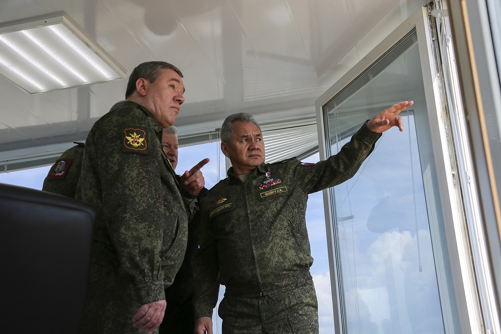 Ο Ρώσος υπ. Άμυνας έδωσε εντολή να ολοκληρωθούν οι ασκήσεις στην Κριμαία