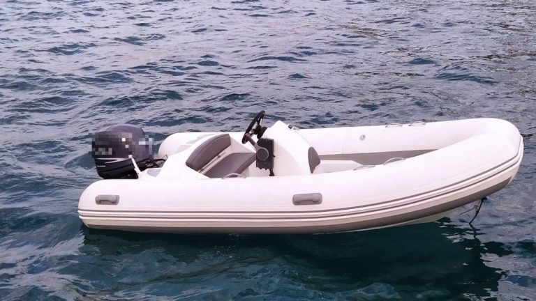 Ανατροπή εκμισθωμένης λέμβου στη Λευκάδα λόγω υψηλού κυματισμού