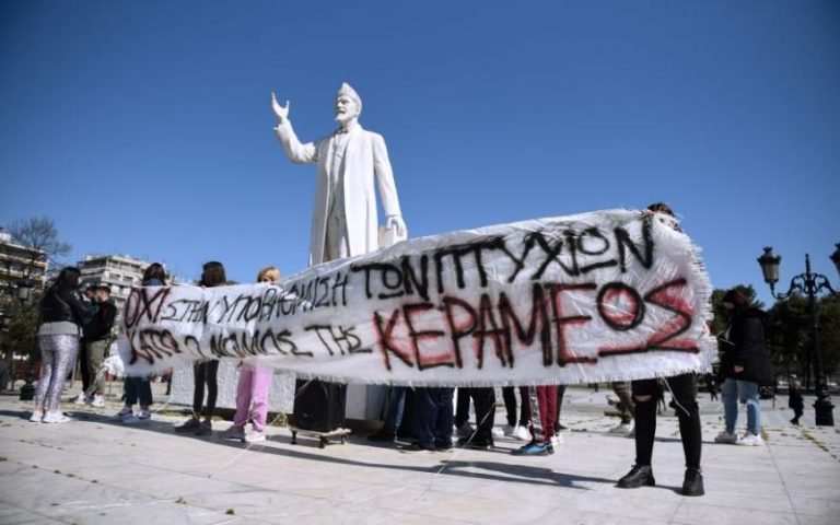Διαμαρτυρία σπουδαστών του ΟΑΕΔ στο ΥΜΑΘ