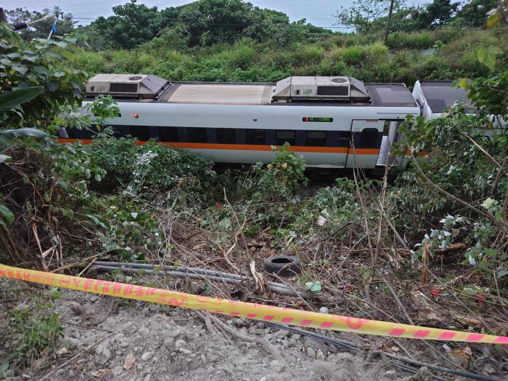 Σιδηροδρομικό δυστύχημα στην Ταϊβάν – Δεκάδες νεκροί και τραυματίες