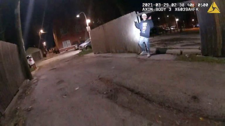ΗΠΑ: Στη δημοσιότητα το βίντεο με τη στιγμή του πυροβολισμού του 13χρονου Άνταμ από αστυνομικό