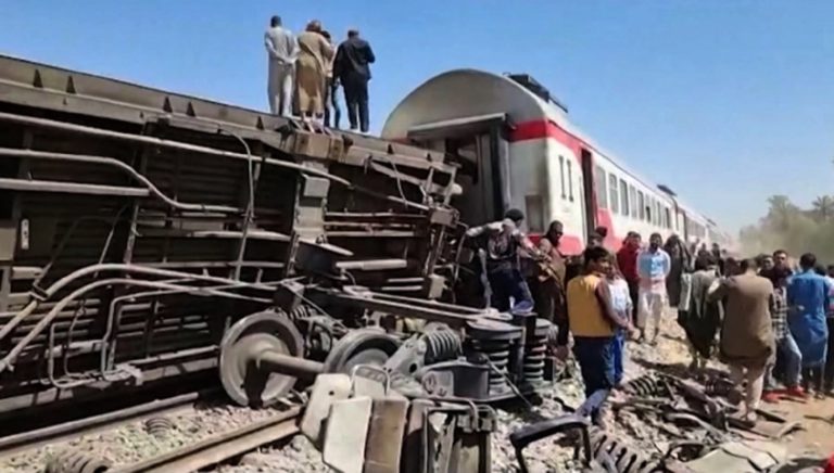 Εκτροχιασμός τρένου βόρεια του Καΐρου – 11 νεκροί και 98 τραυματίες
