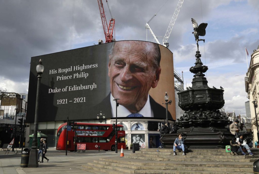 Βρετανία: Πένθος για τον πρίγκιπα Φίλιππο και συγκίνηση για τη Βασίλισσα Ελισάβετ