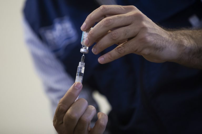 Μια δόση εμβολίου Pfizer ή AstraZeneca μειώνει έως και 50% τον κίνδυνο μετάδοσης κορονοϊού στο σπίτι