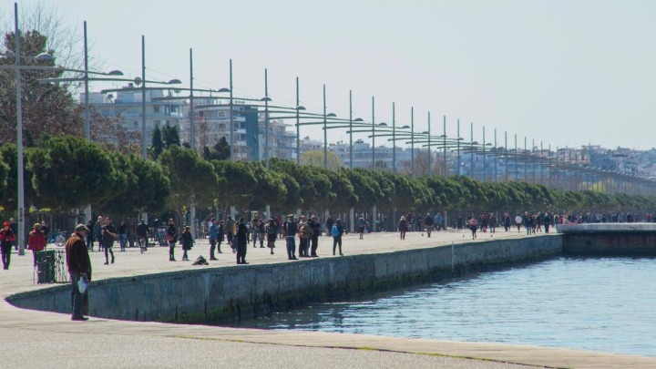 Θεσσαλονίκη: Σε παρατήρηση για τη μάσκα έφτυσε τους αστυνομικούς