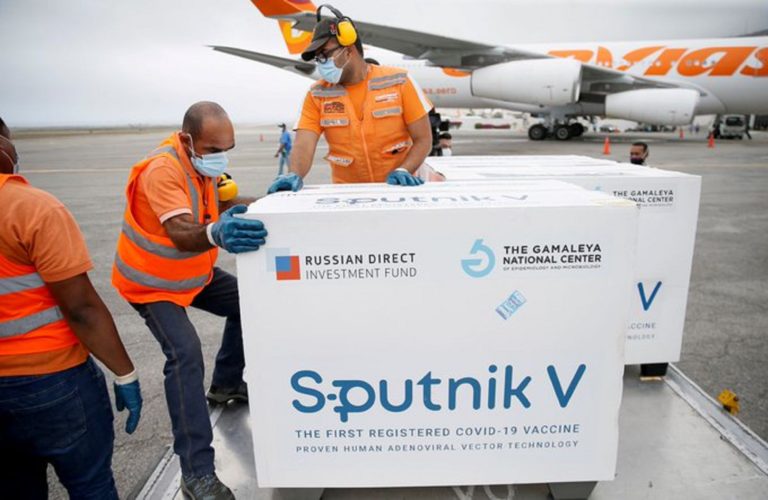 EUobserver: Περιστατικά θανάτων μετά τη λήψη του ρωσικού εμβολίου Sputnik V