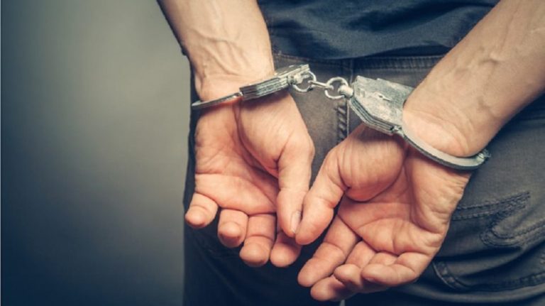 Σύλληψη 25χρονου για δύο ένοπλες ληστείες σε καταστήματα ψιλικών