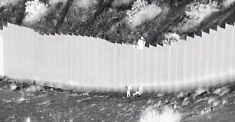 ΗΠΑ: Διακινητής πέταξε δύο κοριτσάκια από ψηλό τοίχο στα σύνορα με το Μεξικό (video)