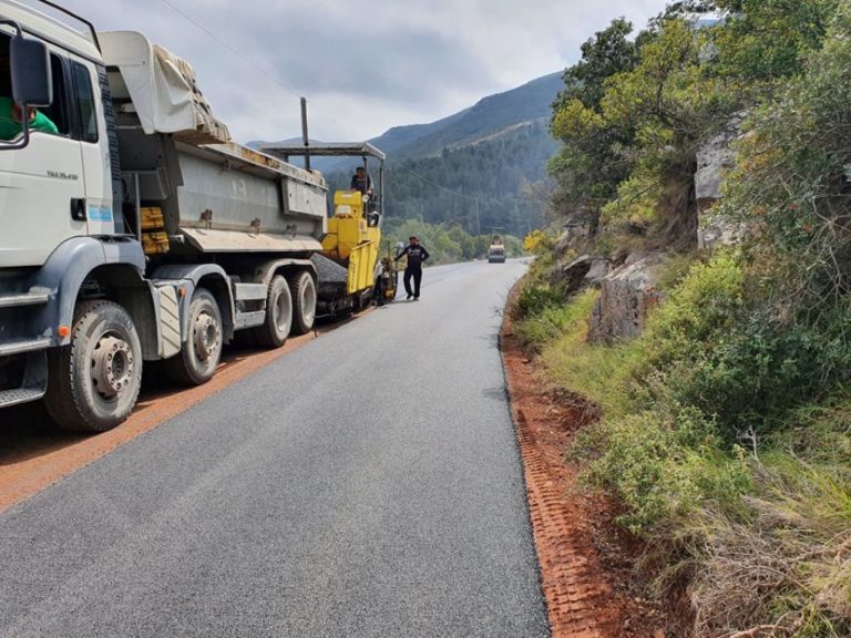 Ασφαλτόστρωση στο δρόμο προς τον ανδριάντα του Θ. Κολοκοτρώνη στον Άγιο Βασίλειο Κορινθίας