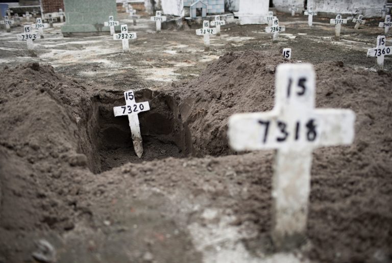 Βραζιλία: Αδειάζουν παλιούς τάφους για τους εκατοντάδες νεκρούς από τον κορονοϊό