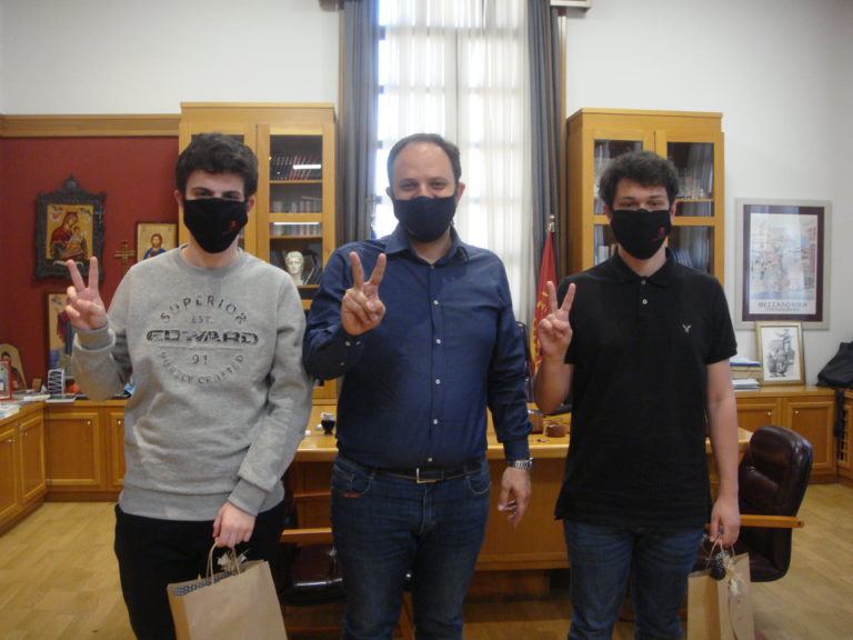 Εντυπωσιασμένος ο Δήμαρχος Καλαμαριάς από δύο μαθητές της Αμερικάνικης Γεωργικής Σχολής