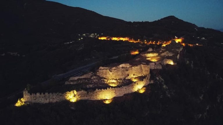 Εντυπωσιάζει το Κάστρο Ρηνιάσας Πρέβεζας μετά τον φωτισμό του
