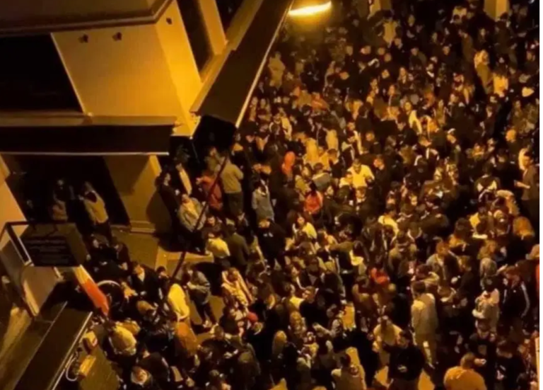 Ένα ακόμα κορονοπάρτι στο Ενετικό λιμάνι Χανίων