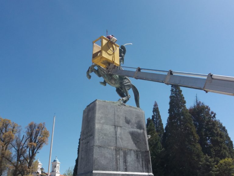Καθαρίζονται αγάλματα, ανδριάντες και προτομές στην Τρίπολη