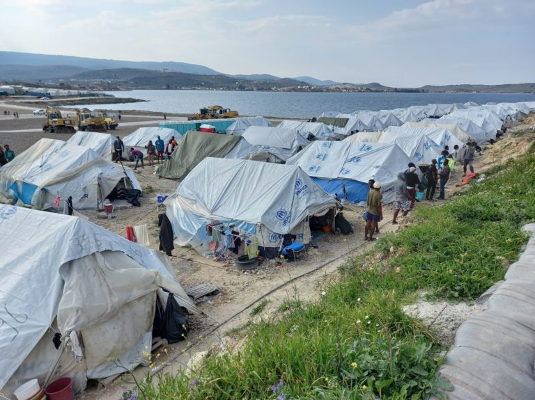 Στα ΚΥΤ των νησιών διαμένουν 13.495 αιτούντες άσυλο από 40.300 τον Μάρτιο του 2020