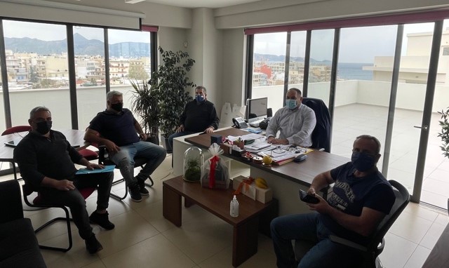 ΠΕΔ Κρήτης: Συνάντηση Γ. Κουράκη με τους εκπροσώπους των λαϊκών αγορών στο Ηράκλειο