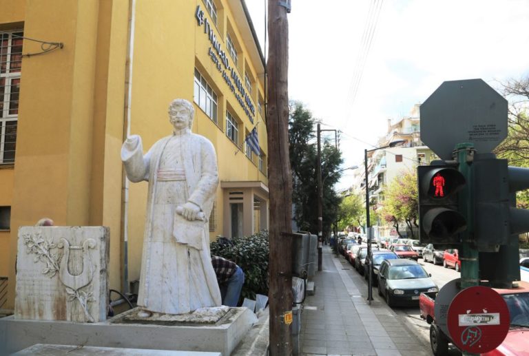 Λάρισα: Καθαρίστηκε και τοποθετήθηκε σε νέα θέση το άγαλμα του Ρήγα Φεραίου