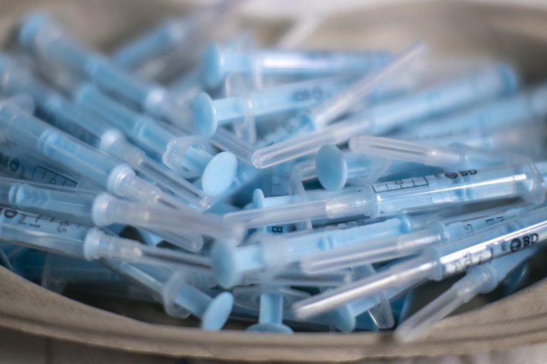 Covid-19: Στα 157 δισ. δολάρια οι δαπάνες για τα εμβόλια παγκοσμίως, έως το 2025