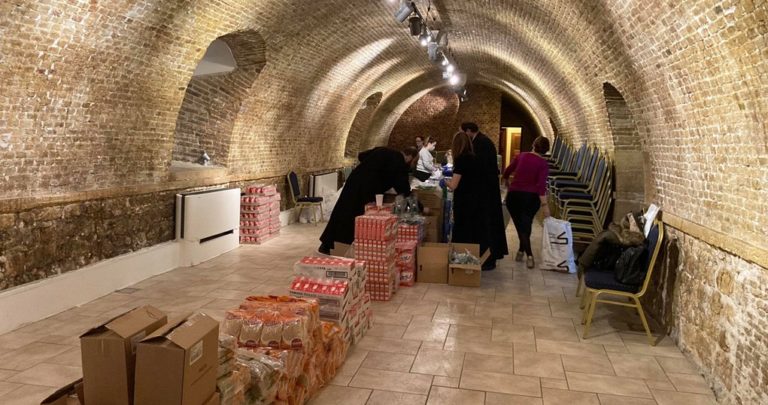 Κέρκυρα: Τρόφιμα σε 300 οικογένειες προσέφερε η Μητρόπολη