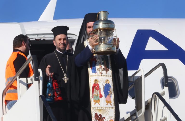 Κανονικά το Άγιο Φως στην Ελλάδα – Χωρίς τιμές αρχηγού κράτους