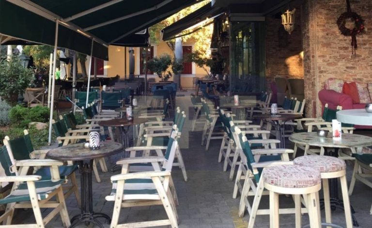Πρόστιμα και σύλληψη για ανεμβολίαστους πελάτες σε καφέ μπαρ της Λάρισας