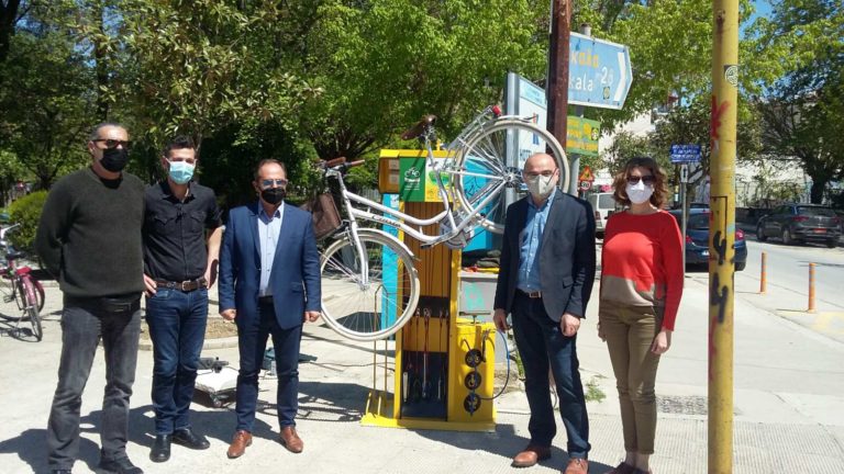 Εγκαταστάθηκαν στην πόλη της Καρδίτσας δύο σταθμοί επισκευής ποδηλάτων