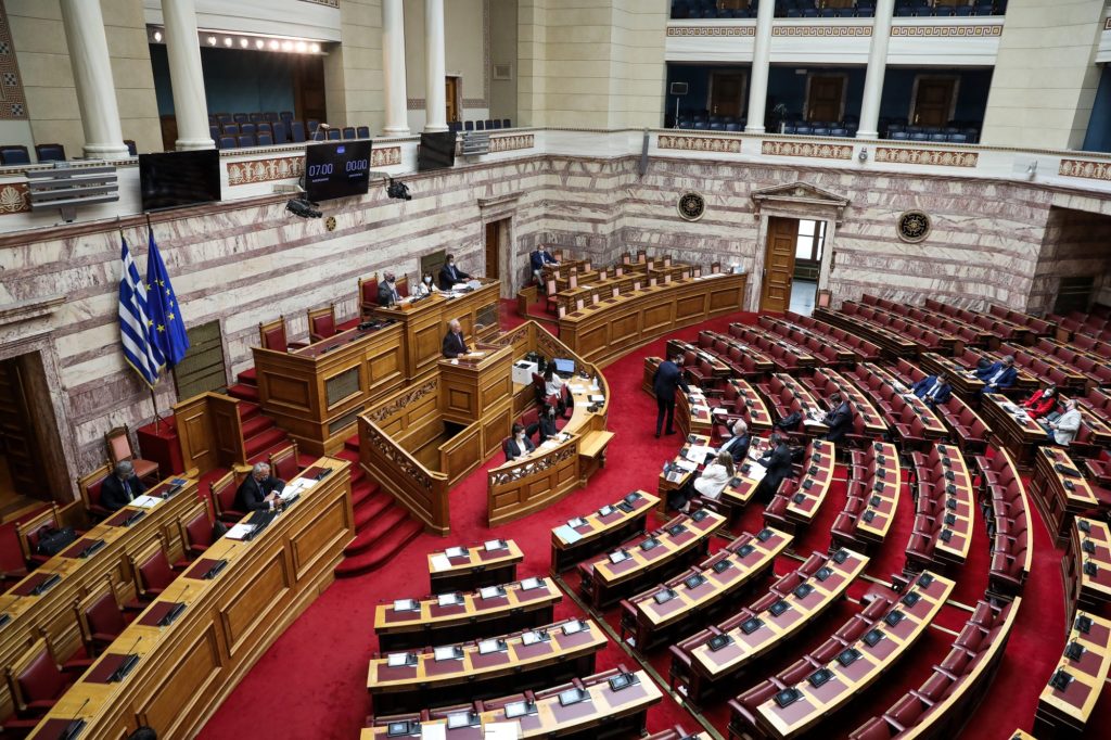 Βουλή: Αντιπαράθεση για το ν/σ  άρσης των περιορισμών στο εκλογικό δικαίωμα των ομογενών