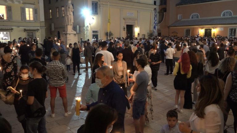 Λίγες εκκλησίες τέλεσαν χθες την Ανάσταση στην Κέρκυρα (εικόνες)