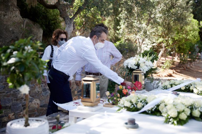 Χανιά: Σε στενό κύκλο το μνημόσυνο του Κων. Μητσοτάκη στο Ακρωτήρι, παρουσία του πρωθυπουργού