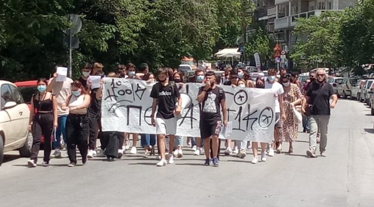 1ο Λύκειο Λάρισας: Κατάληψη και πορεία μαθητών για τη μετατροπή του σε Πειραματικό