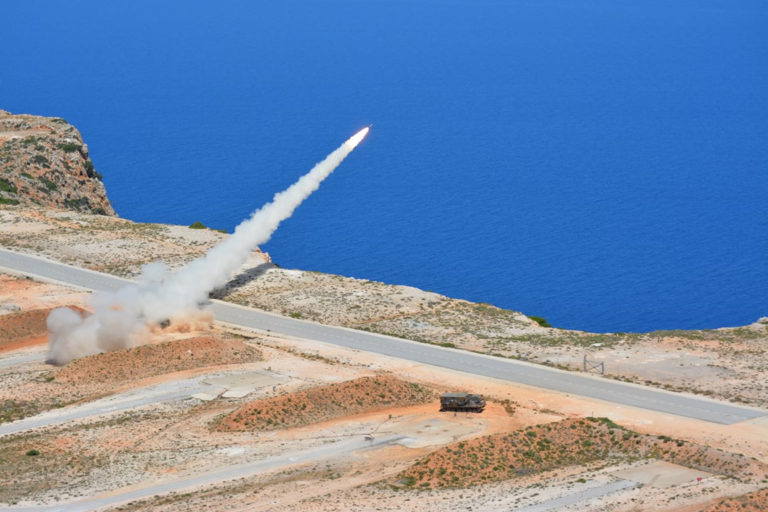 Εκτέλεση βολών με οπλικά συστήματα Πυροβολικού Μάχης στο Πεδίο Βολής Κρήτης (βίντεο + εικόνες)