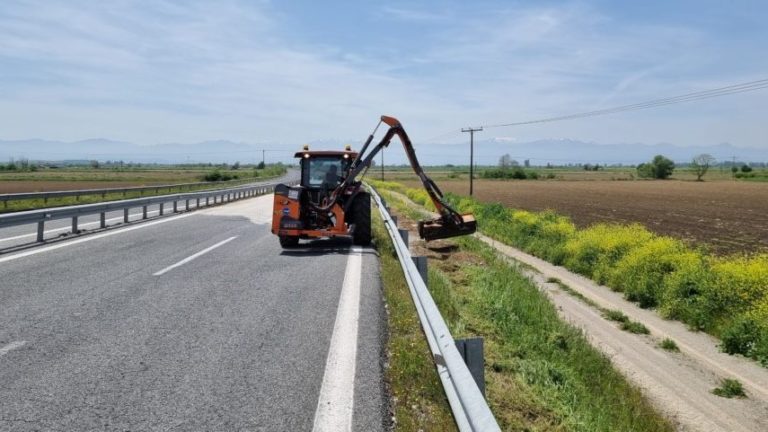 Συνεχίζεται ο καθαρισμός βλάστησης στο οδικό δίκτυο της Π.Ε Καρδίτσας