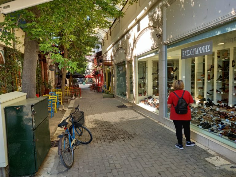 Απεργία και συγκέντρωση από το Εργατικό Κέντρο Λάρισας για την Κυριακή-αργία στο εμπόριο