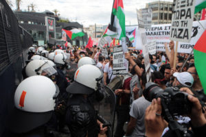 Ένταση έξω από την ισραηλινή Πρεσβεία στο τέλος πορείας αλληλεγγύης προς τους Παλαιστινίους