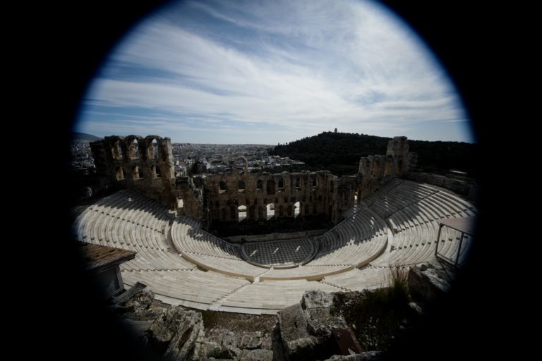 Σηκώνουν αυλαία θέατρα — Επανεκκινούν συναυλίες σε υπαίθριους χώρους