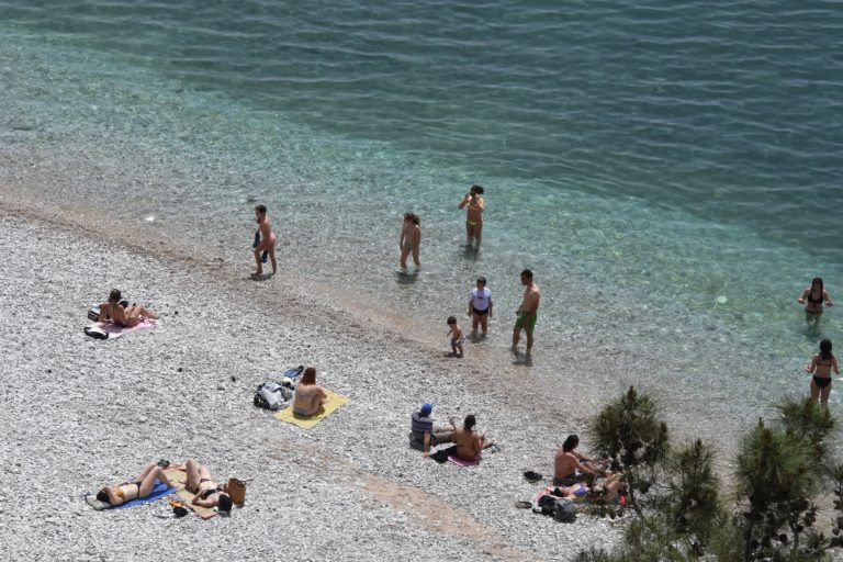 Υψηλές θερμοκρασίες και αργία του Πάσχα έβγαλαν τον κόσμο στις παραλίες