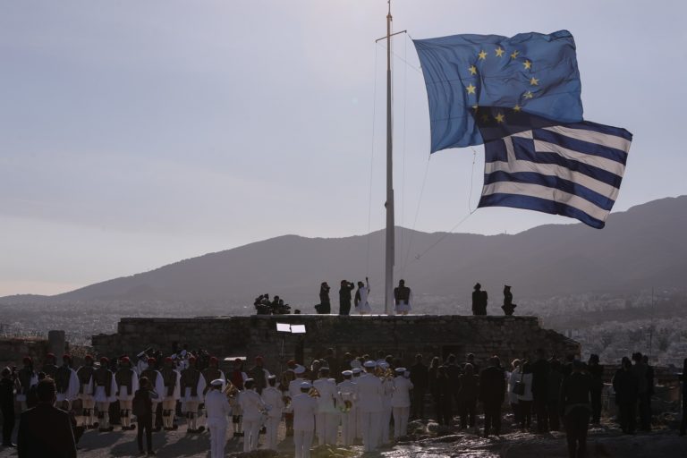 Ημέρα της Ευρώπης: Υψώθηκαν στην Ακρόπολη οι σημαίες της Ελλάδας και της ΕΕ (video)