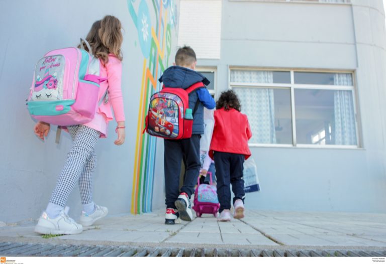 Αντιπολίτευση για σχολεία: “Νέα αποτυχία της κυβέρνησης” – Συνομιλίες Τσίπρα και Γεννηματά με ΔΟΕ